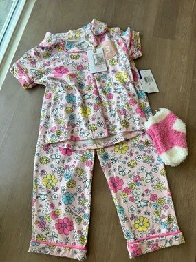 NWT 4T JESSICA SIMPSON Pajama Set (pants, short-sleeve top & fuzzy socks)